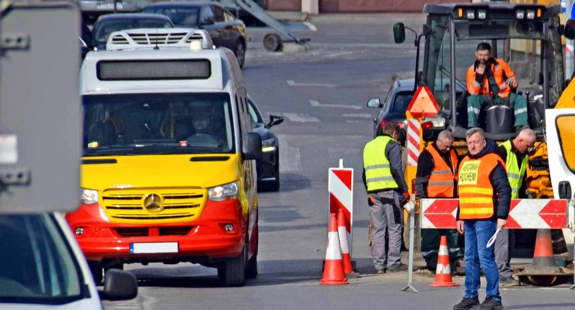 Zdjęcie koneckiego busa w kolorach herbu miasta, który pokonuje nawet utrudnienia drogowe 