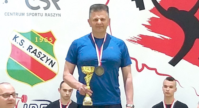 Zdjęcie Tomasza Domagały z trofeami za zdobycie mistrzostwa Polski