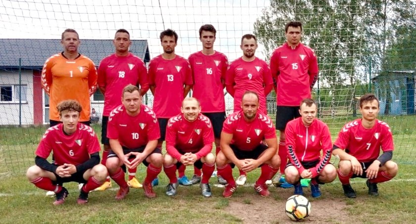 ​​​​​​​Zdjęcie drużyny GLKS Fałków, która gra w Klasie B. W niedzielę zmierzy się z Politechniką Świętokrzyską Kielce