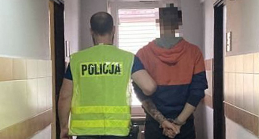 Zdjęcie zatrzymanego właściciela narkotyków w drodze do aresztu