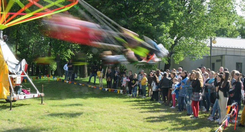 Zdjęcie dzieci, które wirują na karuzeli, jednej z atrakcji Dnia Dziecka w Końskich