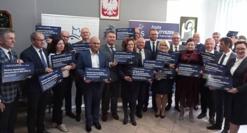 Zdjęcie samorządowców z całego regionu, którzy spotkali się biurze poselskim Agaty Wojtyszek w Starachowicach