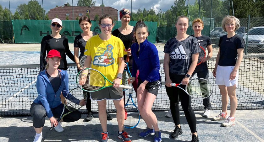 Zdjęcie uczestniczek turnieju tenisowego Red Bridge Woman Cup