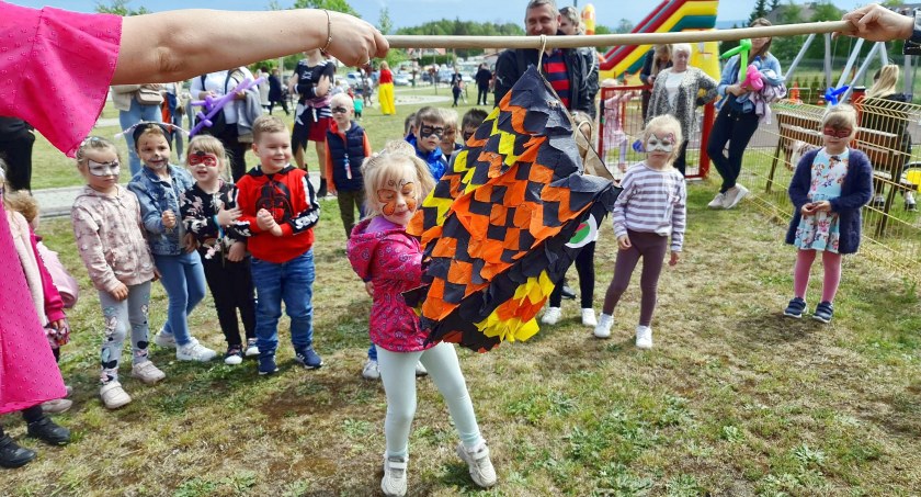 Zdjęcie przedszkolaków ze Smykowa, które świętują na dziedzińcu swojego przedszkola