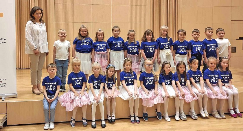 Zdjęcie Przedszkolnego chóru Ósemeczki z Modliszewic z dyrygent Joanną Szewczyk-Kędzior