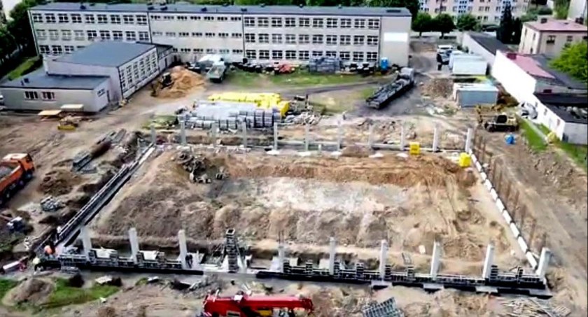 Zdjęcie z drona na teren budowy hali sportowej SP nr 2 w Końskich