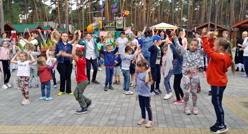 Zdjęcie ukraińskich dzieci tańczących podczas Dnia Dziecka w Sielpi