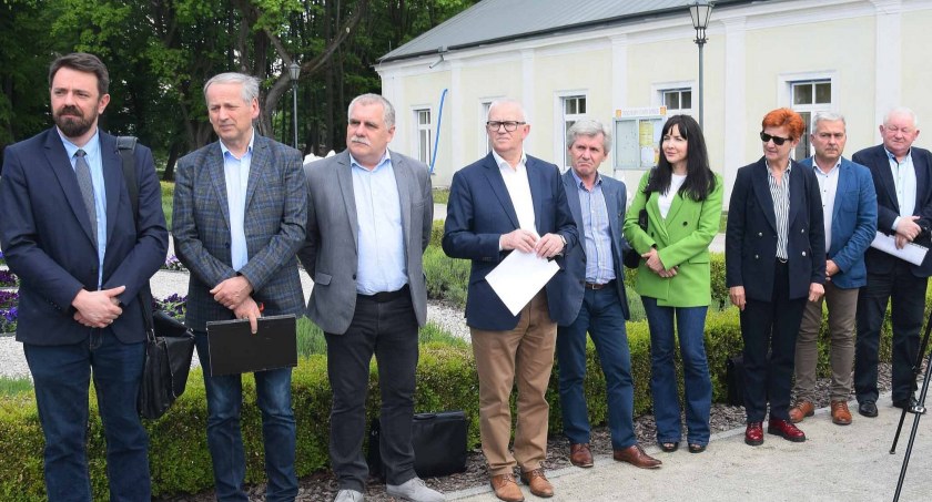 Zdjęcie świadków podpisania umowy