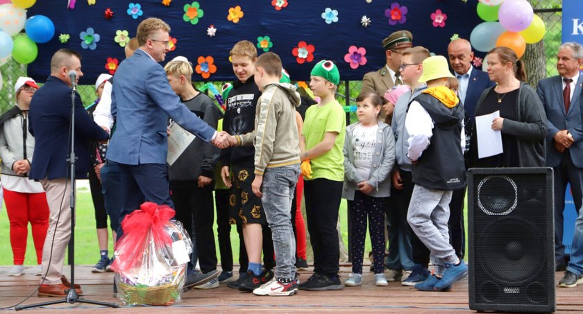 Zdjęcie dzieci i młodzieży z SOSW w Baryczy odbierających nagrody z rąk starosty Grzegorza Pieca i członka Zarządu Powiatu Jarosława Staciwy
