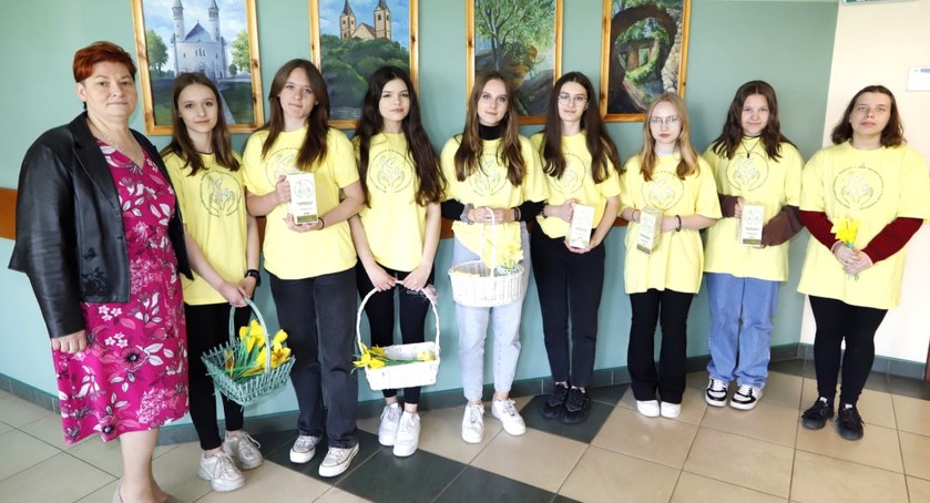 Zdjęcie wolontariuszy z Hospicjum w Rudzie Białaczowskiej z prezes Edytą Więckowską