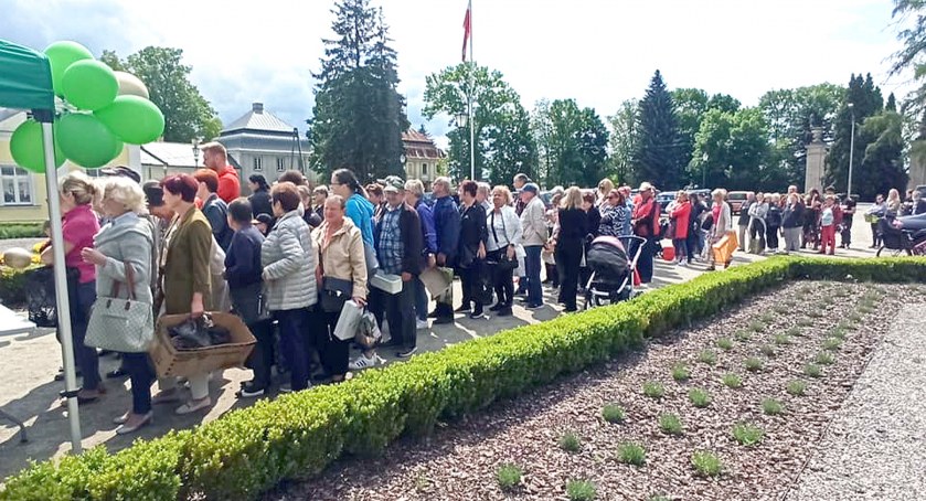 Zdjęcie tłumu ludzi w kolejce po bratki