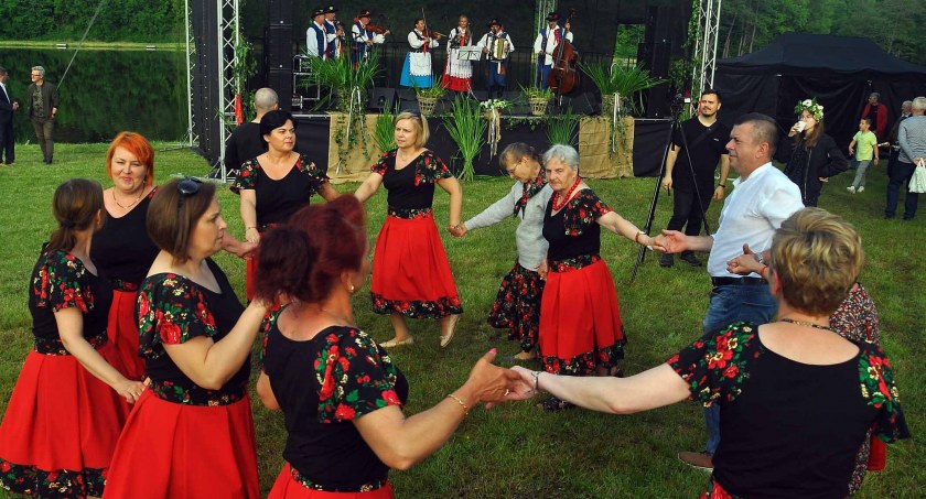 Zdjęcie pląsających uczestników turnieju, a na scenie gra kapela Kmiecie z okolic Rzeszowa
