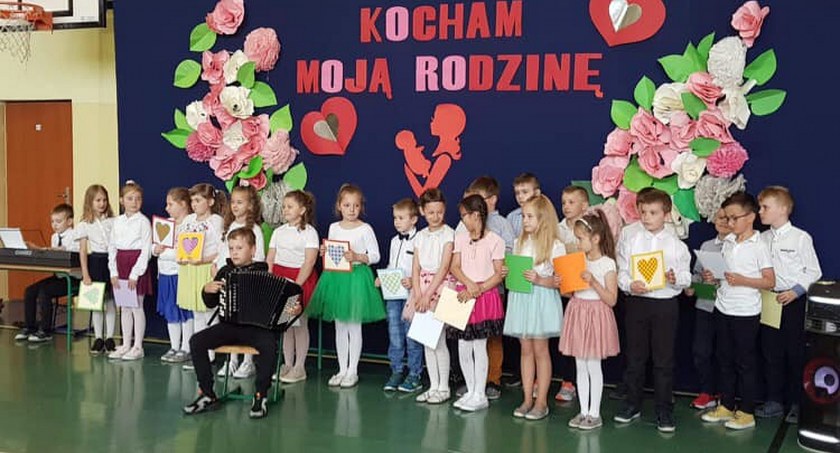 Zdjęcie uczniów z SP Królewiec podczas uroczystości z okazji Dnia Rodziny