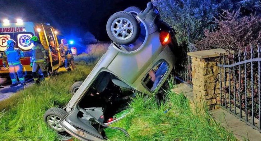 Zdjęcie toyoty opierającej się o płot w Kozowie