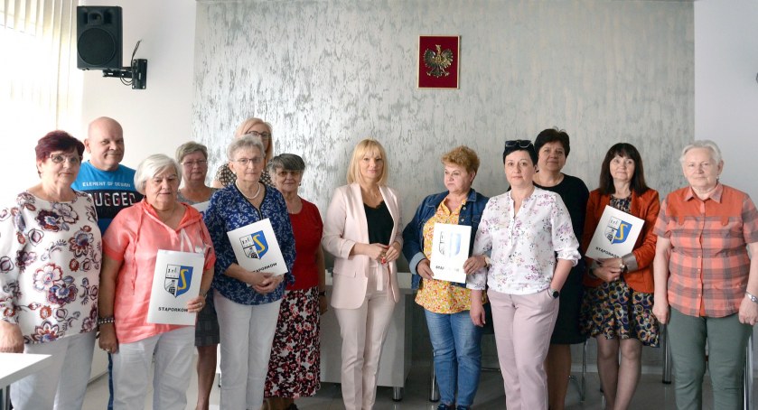 Zdjęcie beneficjentów dotacji w gminie Stąporków z burmistrz Dorotą Łukomską