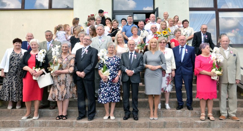 Zdjęcie uhonorowanych par z burmistrz Dorotą Łukomską