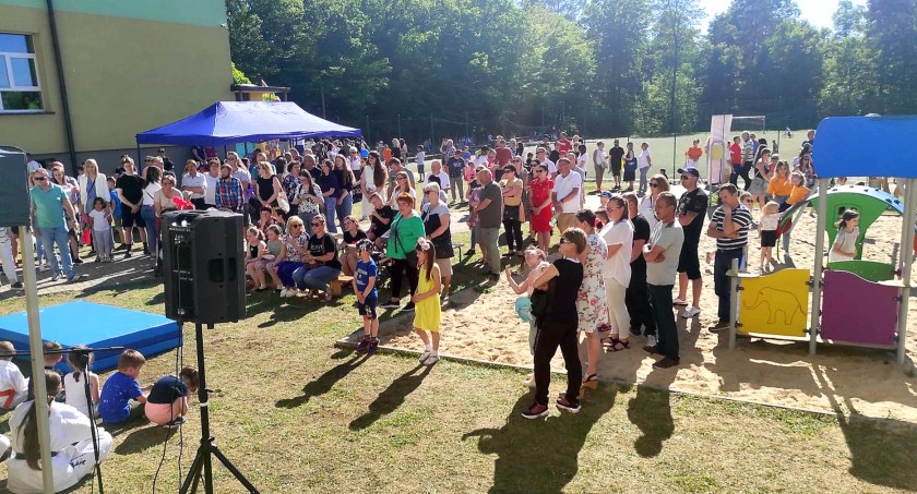Zdjęcie uczestników Pikniku Rodzinnego w Niekłaniu