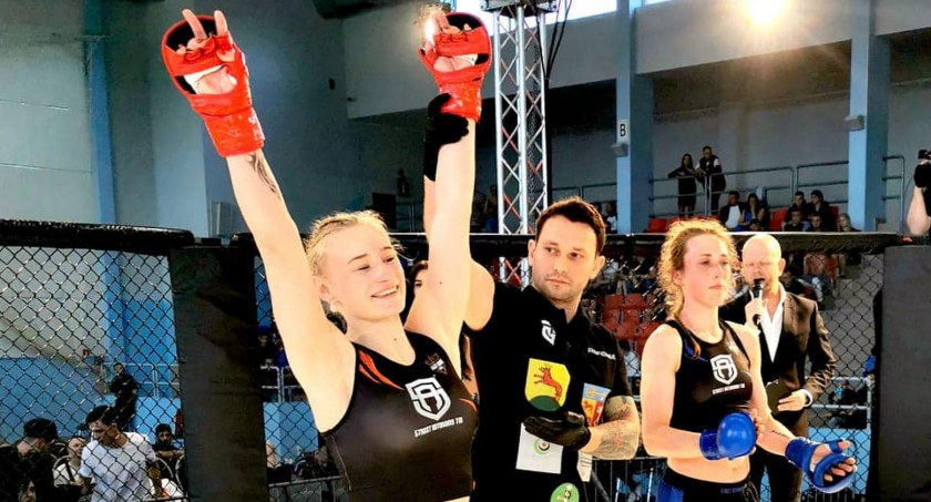 Zdjęcie zwycięskiej Wiktorii Czyżewskiej na Gali Fight Empire MMA w Łobzie