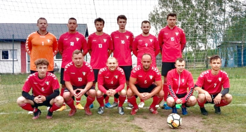Zdjęcie zawodników GLKS Fałków, którzy zapraszają na swój mecz już w sobotę o godz. 18.00