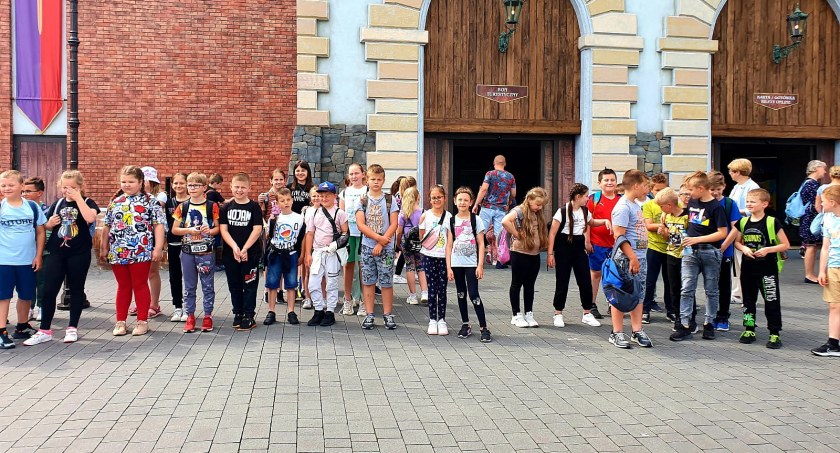 Zdjęcie uczniów Szkoły Podstawowej w Królewcu przed wejściem do Parku Rozrywki Mandoria w Rzgowie