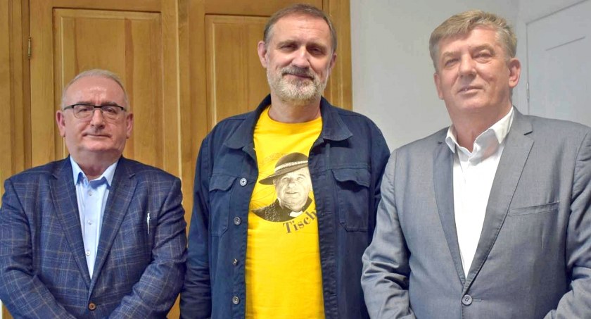 Zdjęcie Wojciecha Bonowicza (w środku) z inicjatorami spotkania - Janem Nowakiem (z lewej) i Dariuszem Kowalczykiem