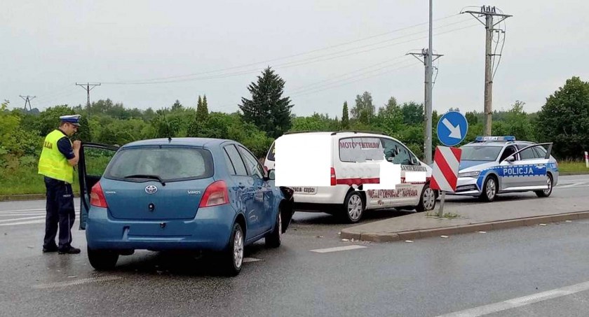 Zdjęcie toyoty i volkswagena po zderzeniu na ul. Koneckich Odlewników