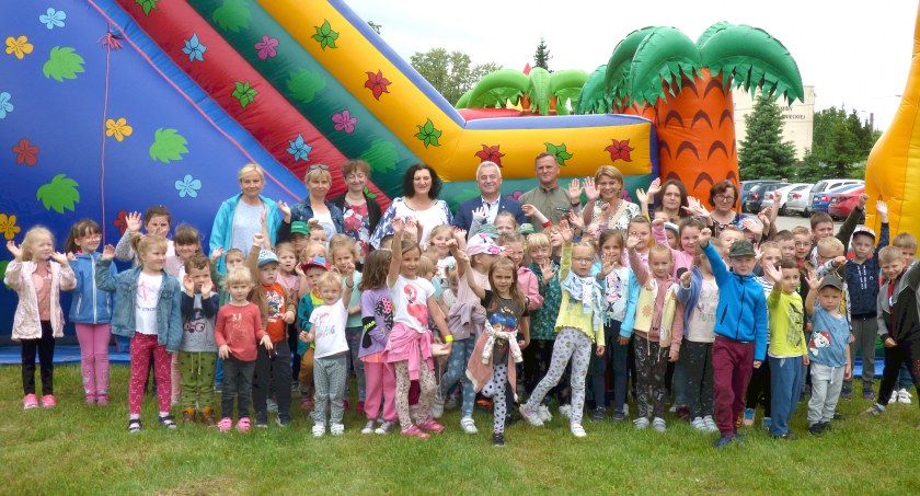 Zdjęcie dzieci świętujących Dzień Dziecka w Rudzie Malenieckiej