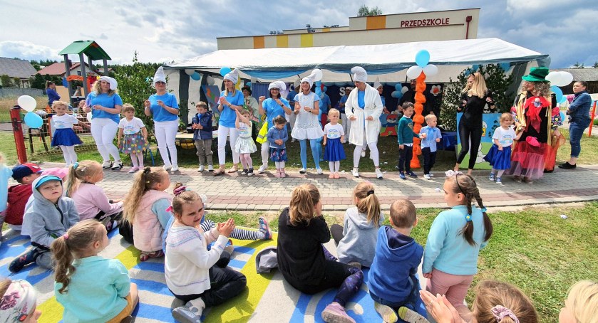 Zdjęcie uczestników święta na dziedzińcu Przedszkola w Smykowie
