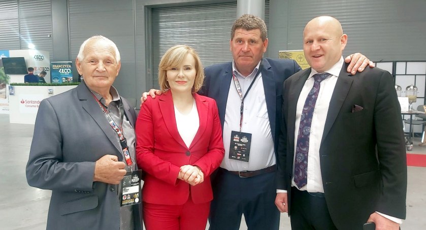 Zdjęcie - od lewej: Jerzy Plaskota, wiceminister sportu Anna Krupka, Andrzej Ślifierz i prezes Polskiego Związku Bokserskiego Grzegorz Nowaczek 