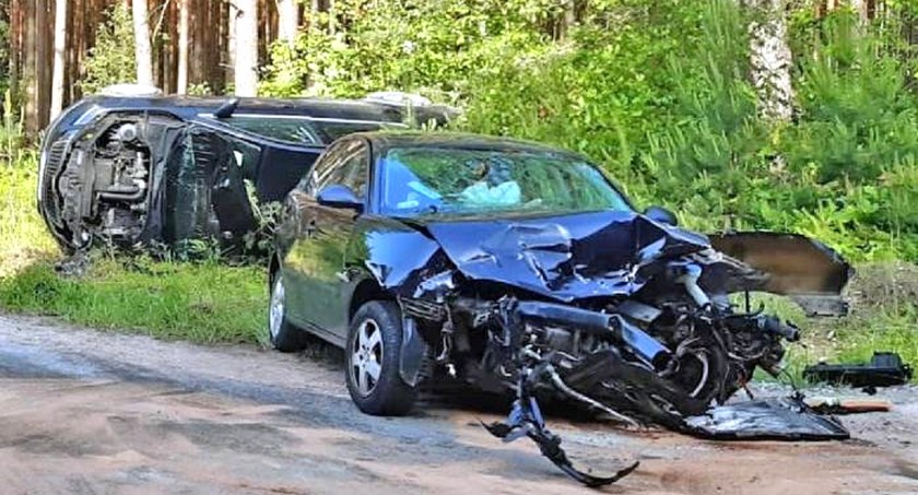 Zdjęcie wraków: skoda leży na boku, seat z rozbitym przodem na poboczu