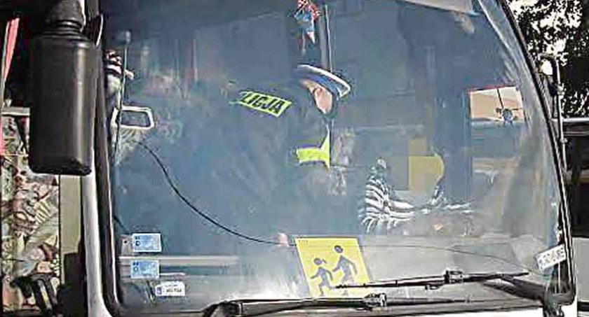 ​​​​​​​Zdjęcie policjanta kontrolującego kierowcę i stan techniczny autobusu