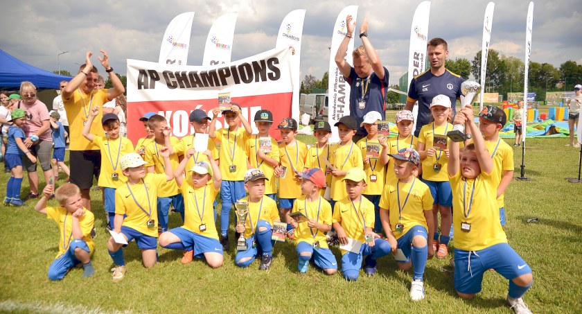 Zdjęcie zawodników AP Champions Końskie - rocznik 2015/2016 z trenerami