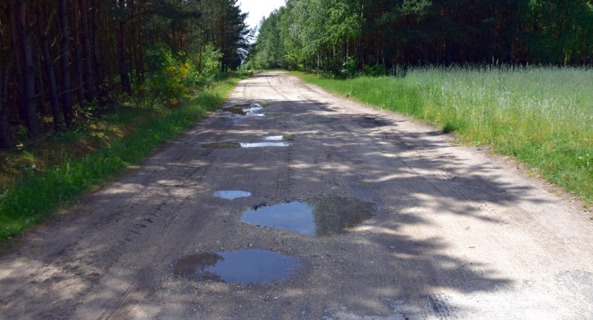 Zdjęcie jedynej piaszczystej drogi powiatowej w gminie Gowarczów
