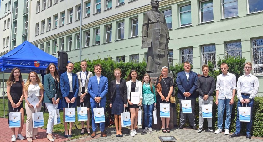 Zdjęcie najlepszych uczniów szkół ponadpodstawowych z powiatu koneckiego