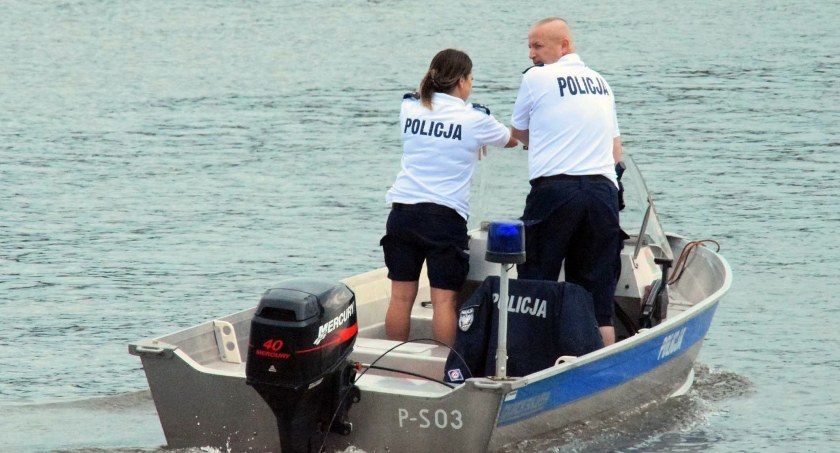 Zdjęcie policyjnego patrolu na zalewie