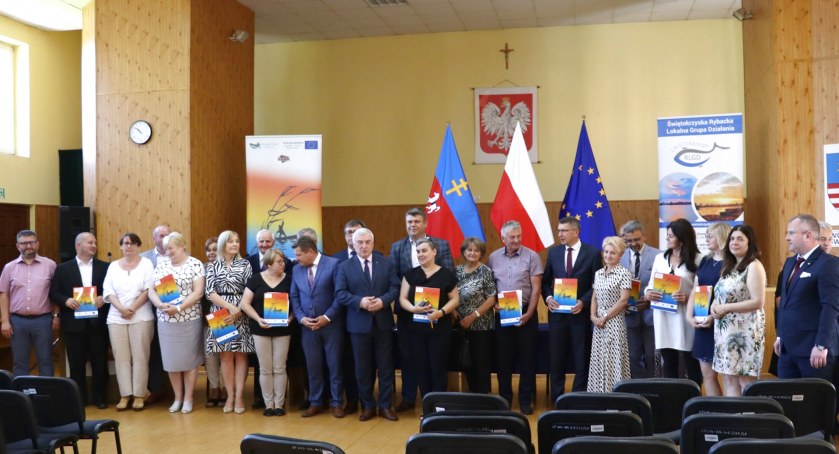 Zdjęcie osób, które podpisały umowy