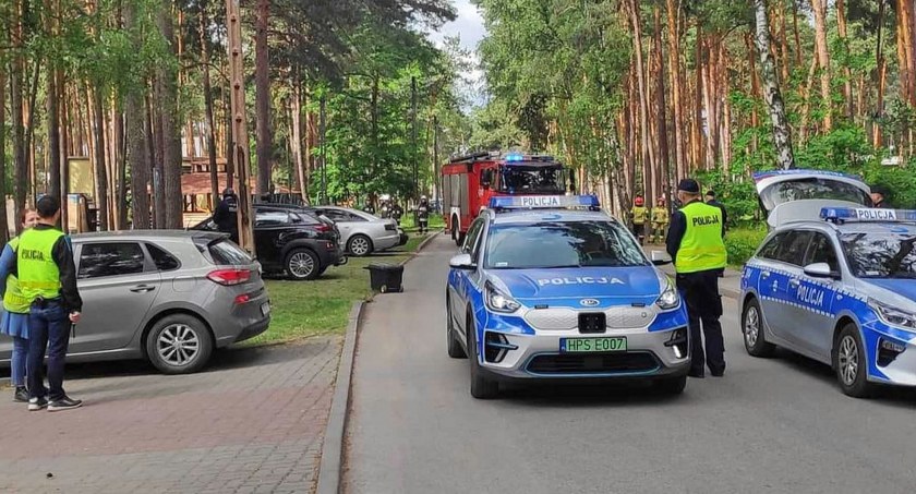 Zdjęcie akcji policjantów, którzy zamknęli drogę, bo w parkującym aucie należało rozbroić ładunek wybuchowy