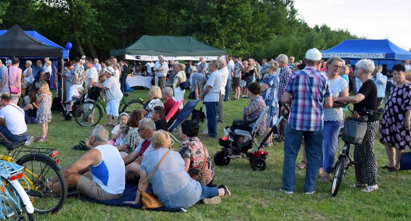 Zdjęcie konecczan, którzy na Browary przybyli pieszo i rowerami