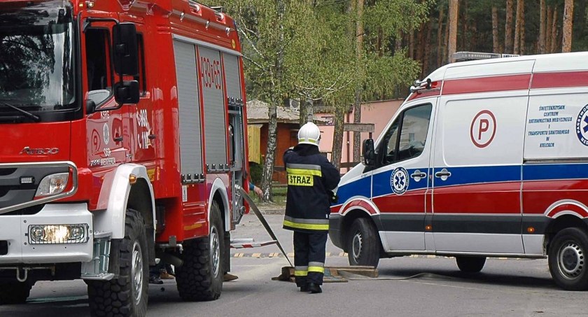 Zdjęcie strażaków współpracujych z Zespołem Ratownictwa Medycznego