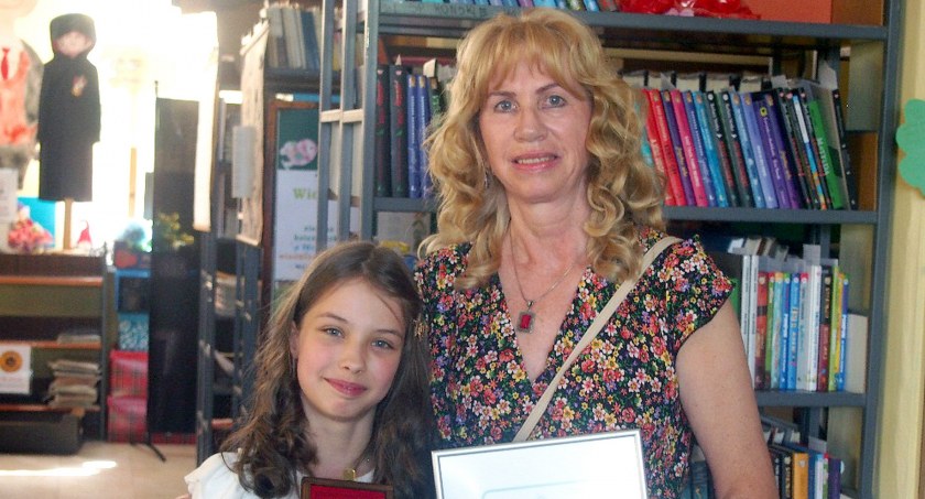 Zdjęcie laureatki Julii Podsiadło z wychowawczynią Marią Hajduk