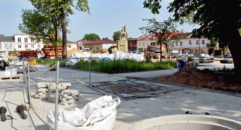 Zdjęcie centrum Końskich - koniec czerwca 2022 r., jeszcze przed odbiorem prac rewitalizacji tej części miasta