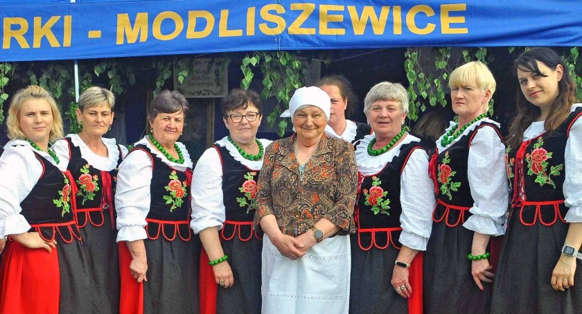 Zdjęcie grupy KGW Cepterki z Modliszewic. Trzecia z lewej strony Ewa Nowak, sołtys Modliszewic, społeczniczka z fantazją