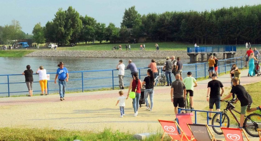 Zdjęcie zalewu, nad który prowadzi znakomita ścieżka spacerowo-rowerowa