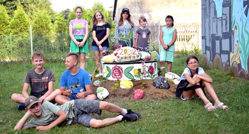 Zdjęcie części uczestników imprezy przy Studni życzeń w Bębnowie