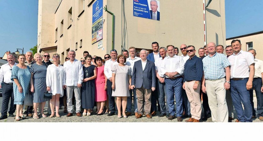 Zdjęcie uczestników otwarcia biura