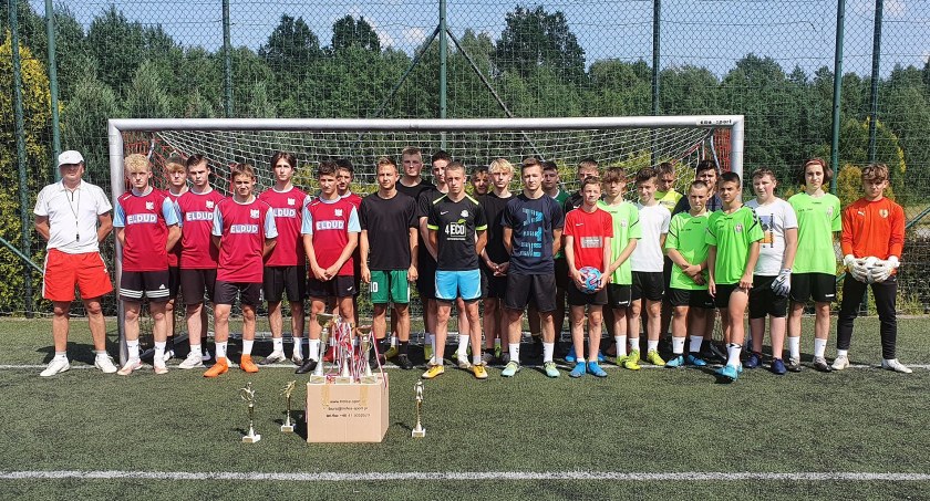 Zdjęcie uczestników turnieju z organizatorem Jackiem Kołodziejczykiem