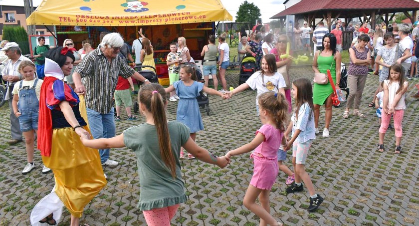 Zdjęcie sołtysa Rogowa Marka Kozerawskiego i księżniczki z bajki, którzy bawili dzieci