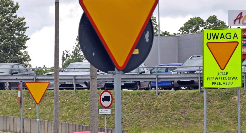 Zdjęcie nowych znaków ustawionym na feralnym skrzyżowaniu przy Kauflandzie w Końskich