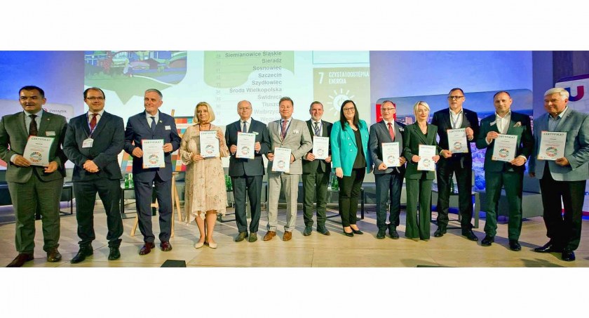 Zdjęcie przedstawicieli miast, które otrzymały certyfikaty. Piąty z lewej Krzysztof Obratański, burmistrz Końskich
