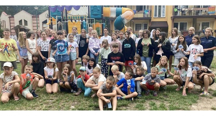 Zdjęcie policjantek i młodych uczestników spotkania, którzy wypoczywają w Sielpi